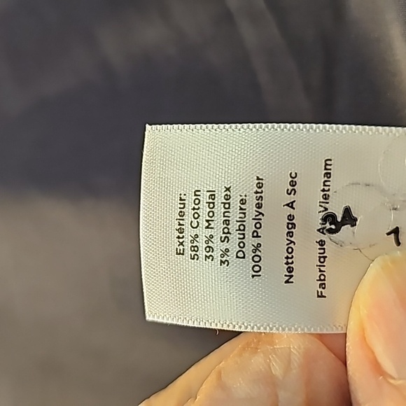 Talbots navy blue blazer. Size 4. Super soft, 2 front pockets. Covered buttons - Picture 9 of 10